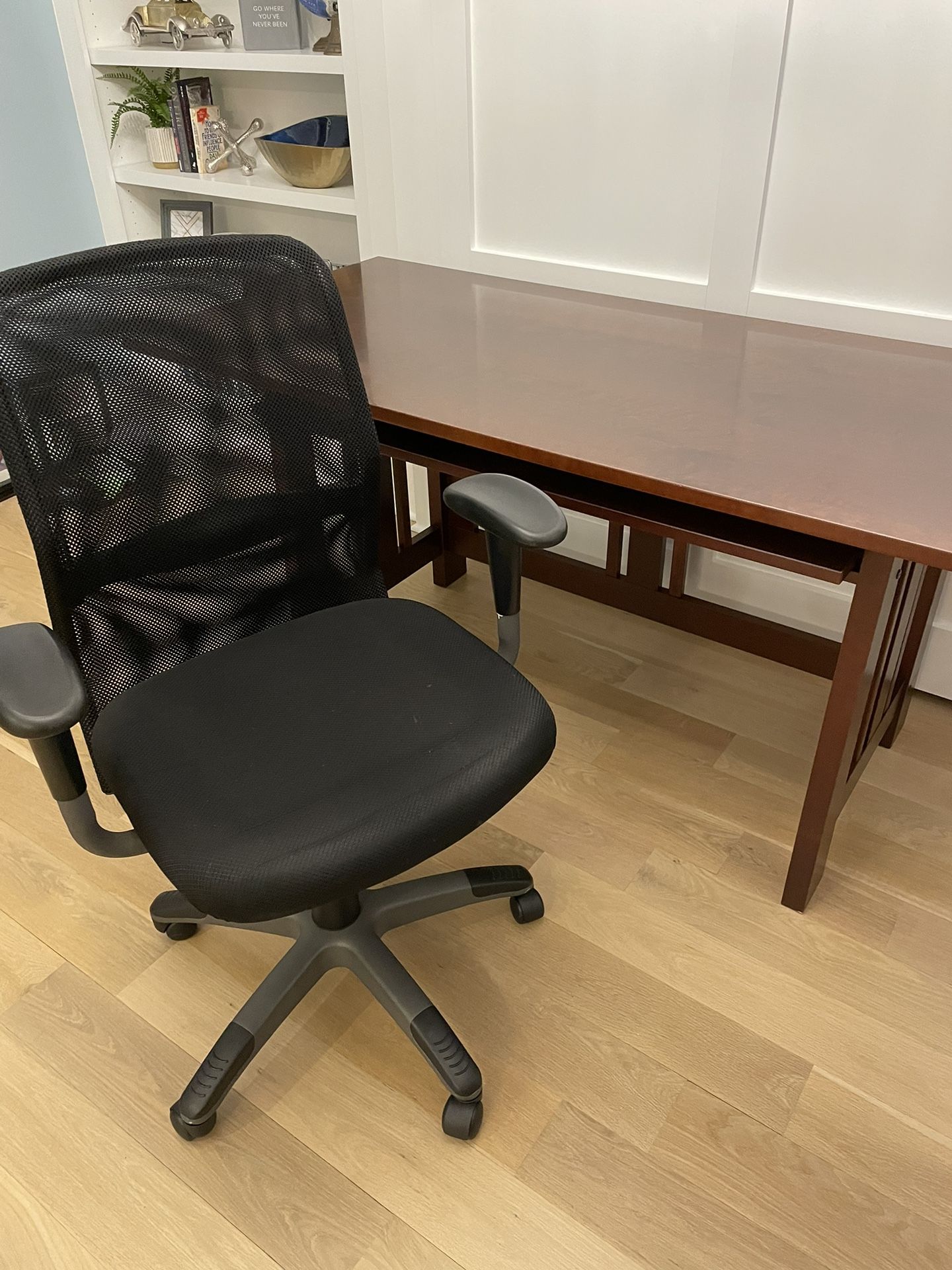 Matching Office Furniture And Chair for Sale in Naperville, IL OfferUp