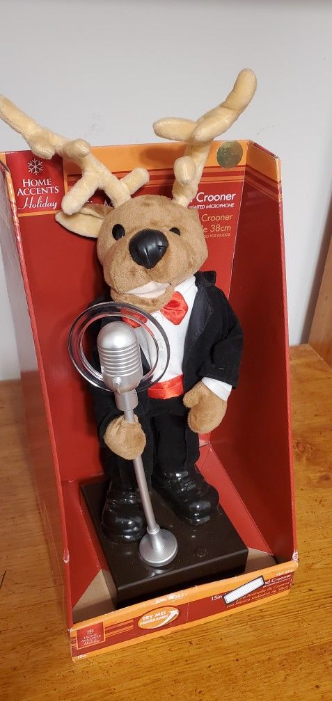 CROONER WITH MIC NO SOUND OR MOTION