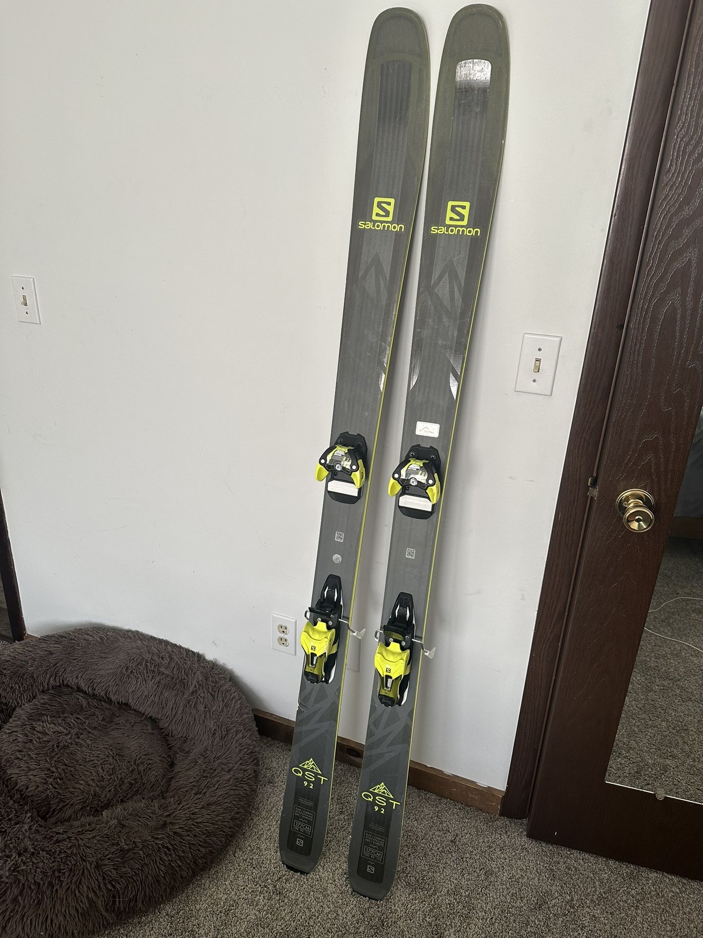 SALOMON QST 92 177cm Skis with Salomon Warden 11 Ski Bindings