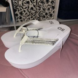 Super cute women’s size 8 platform sandals/thongs super cute summer shoes, girls women’s ladies Mrs.