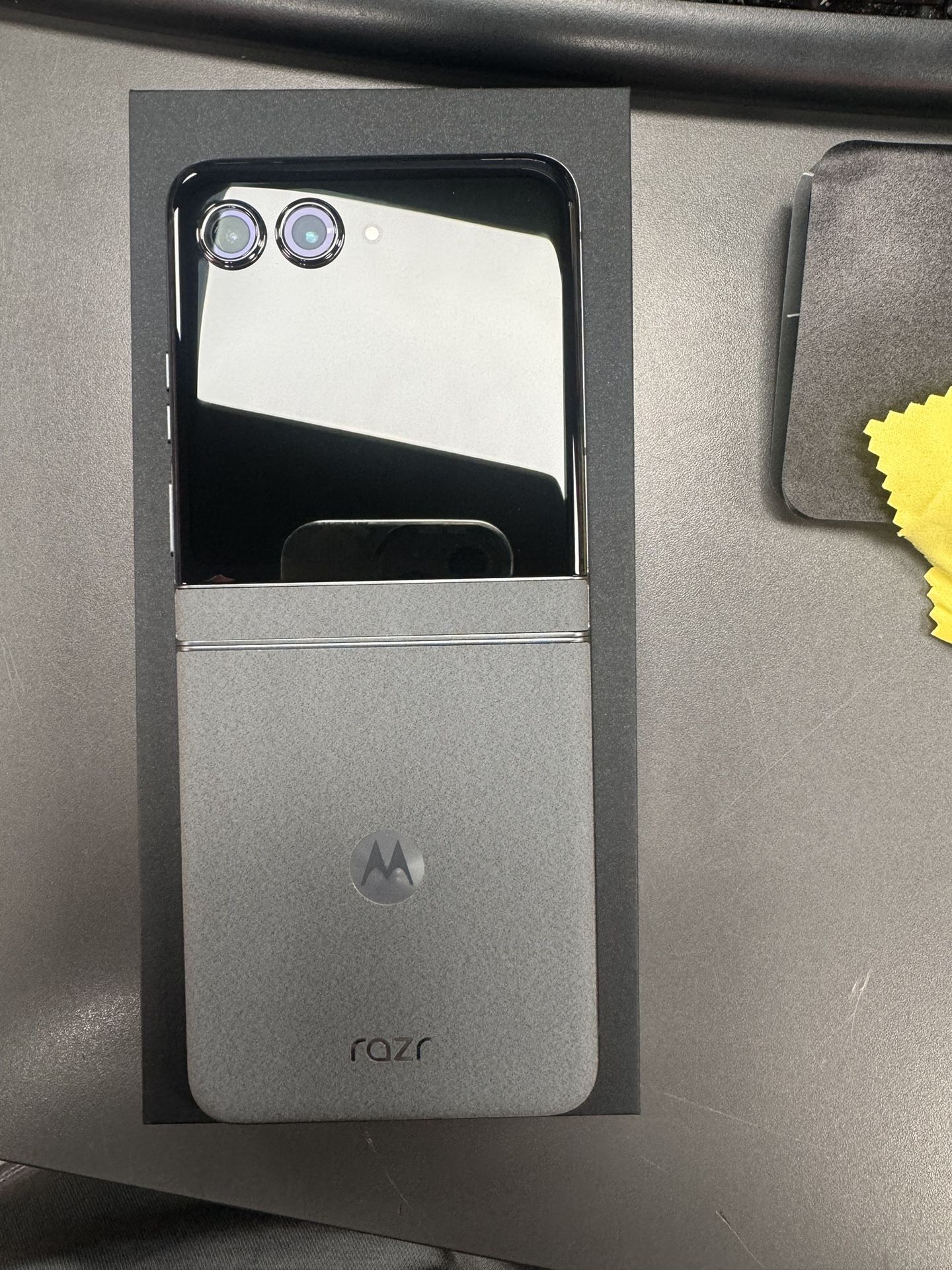 Moto Razr 2024