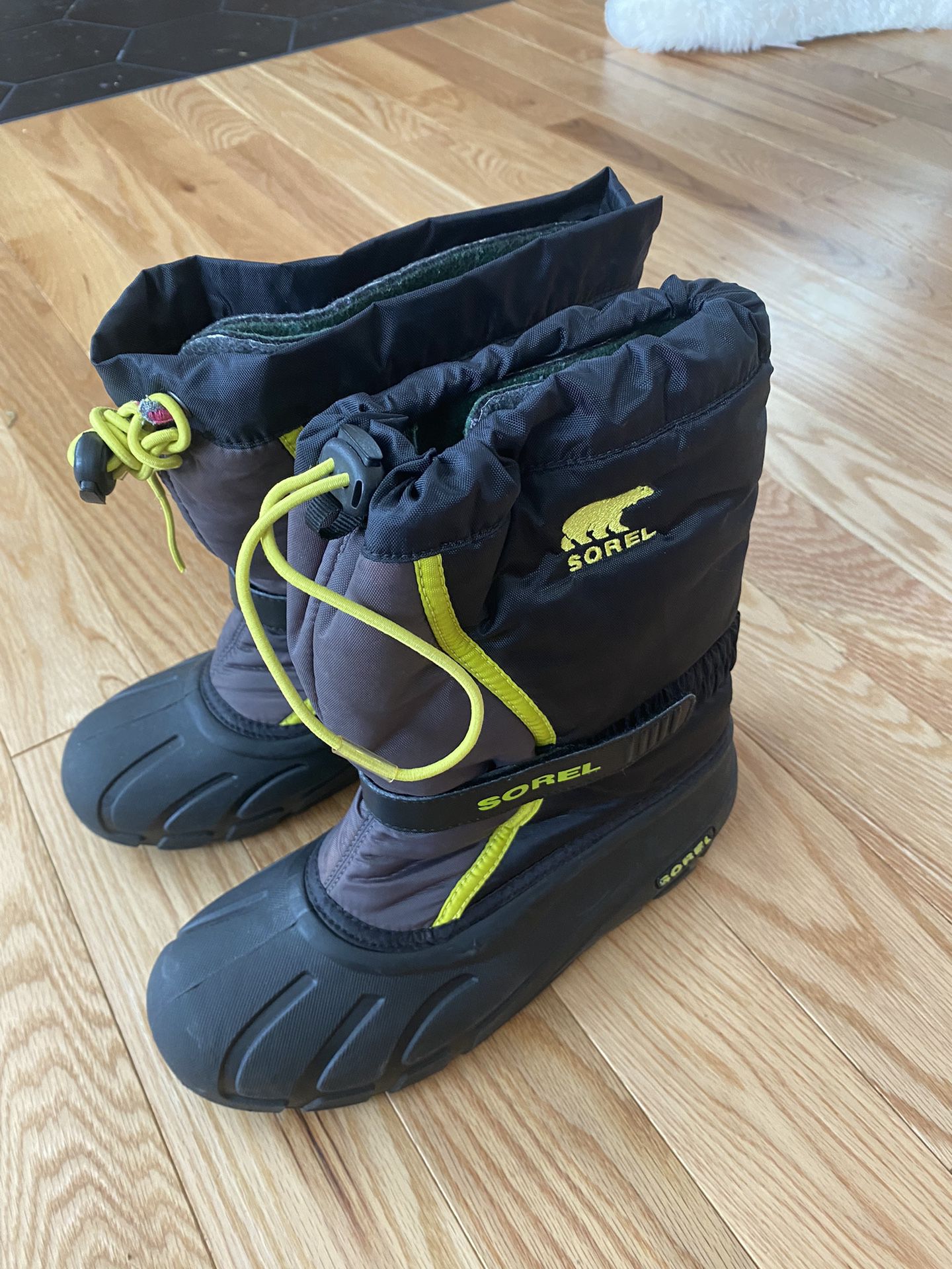 Sorel Size 6 Snow Boot