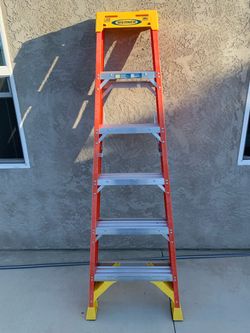 Werner Fiberglass Step Ladder 300 lb