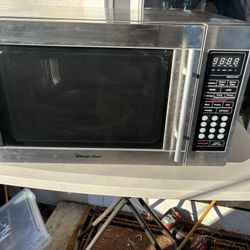 Magic Chef1000 Watt 1.3 cu. ft. countertop microwave oven.  