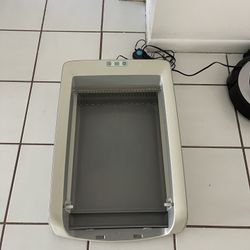 Self cleaning litter box