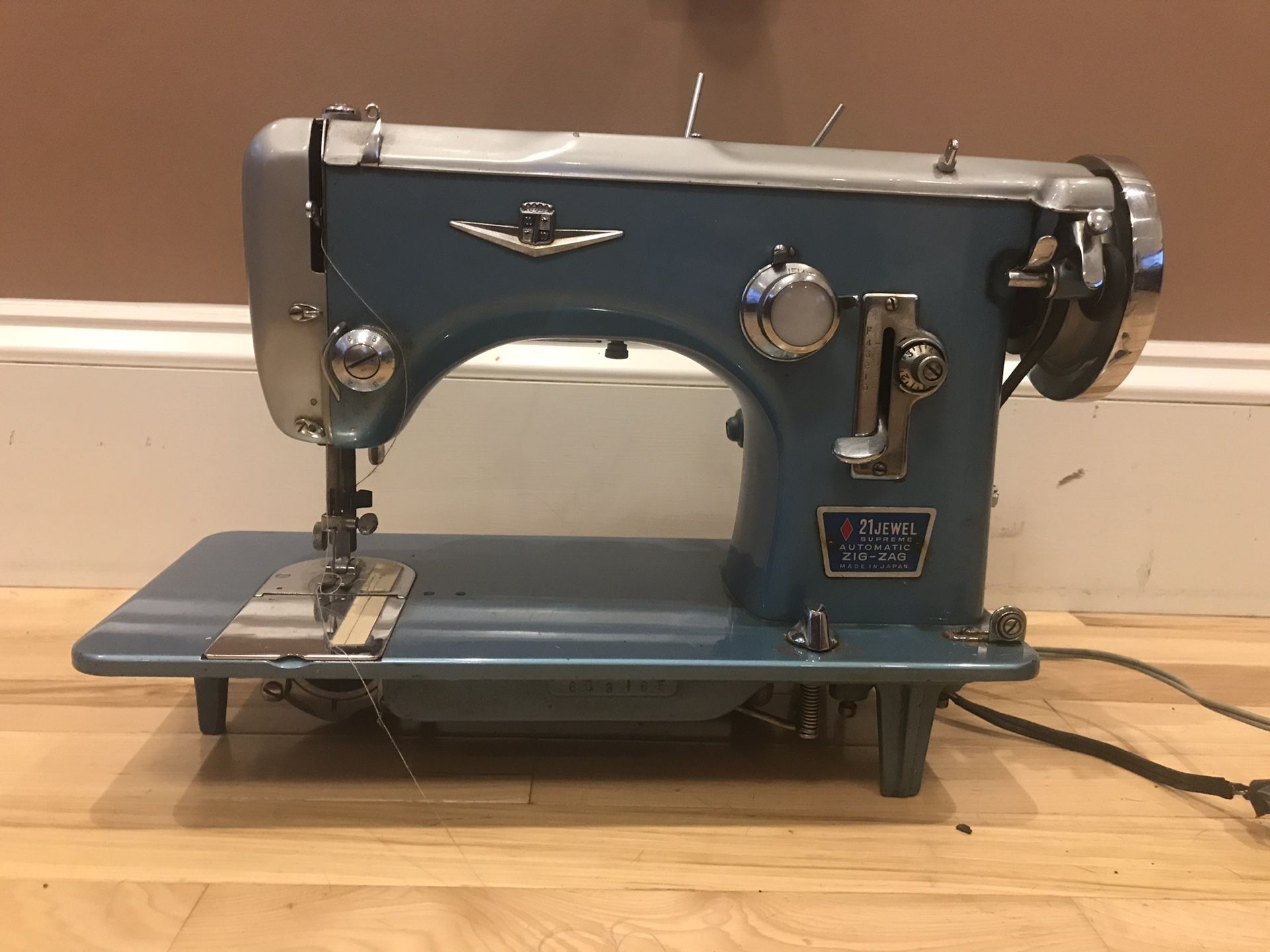 Vintage Montgomery Ward- 21 Jewel Supreme Automatic Zig Zag Sewing Machine