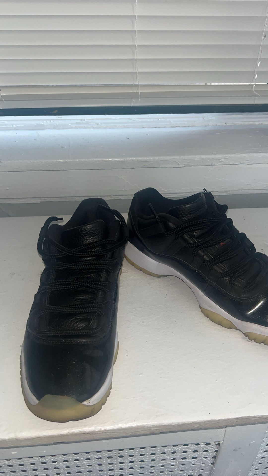 Jordan 11 Lows (men 10.5)