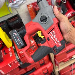 Milwaukee M12 Fuel SDs Rotary Hammer With Battery 