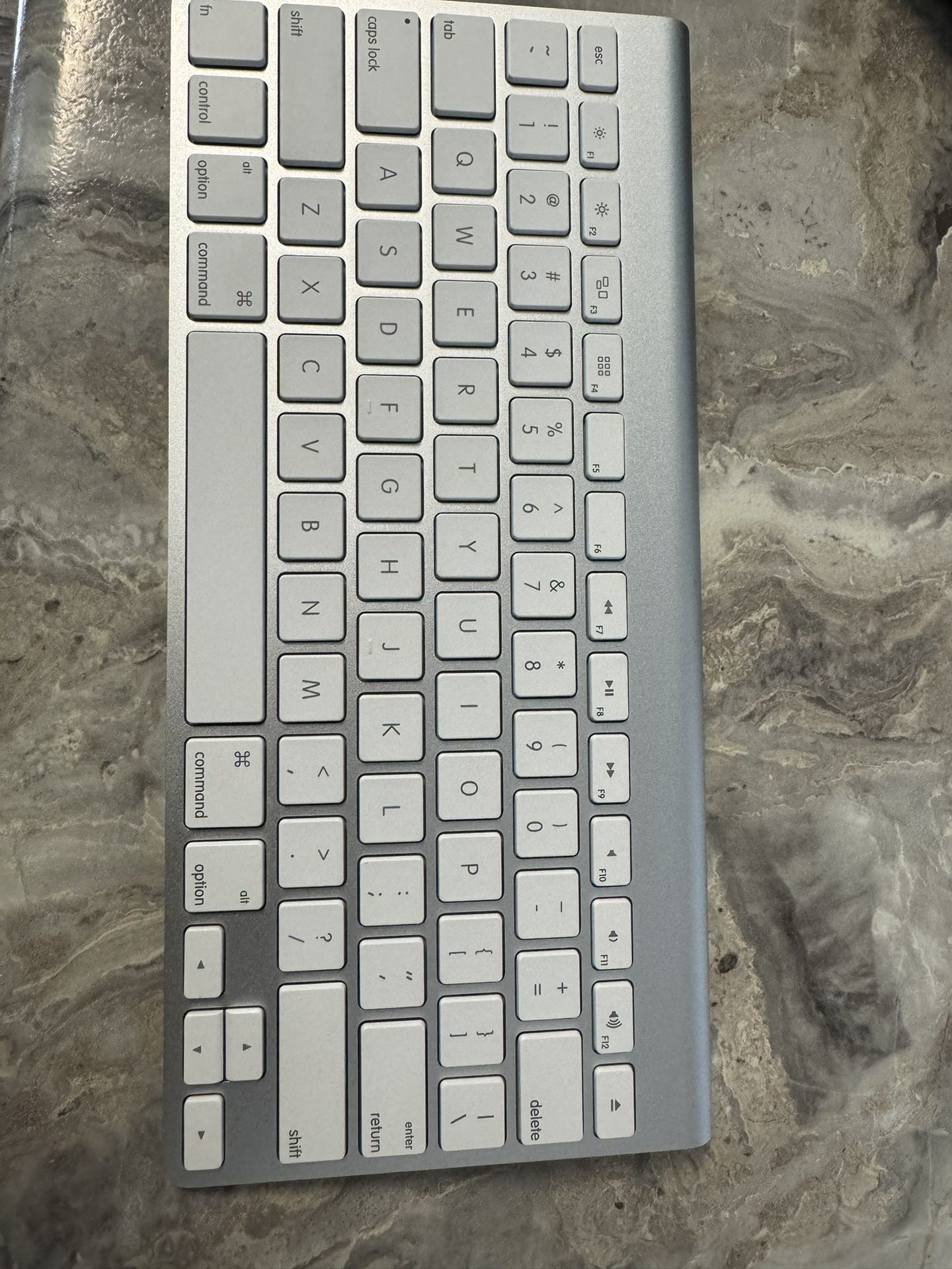 Apple A1314 Wireless Keyboard MC184LL/A, Pre-Owned: Like New 