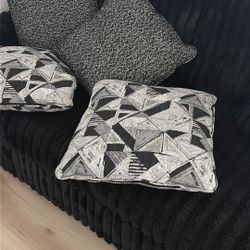 4 Couch Pillows Pick Up Today ! 