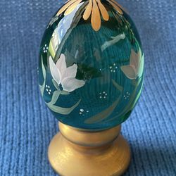 VTG FENTON GLASS GREEN HAND PAINTED EGG ON GOLD PEDESTAL LIMITED EDITION SIGNED