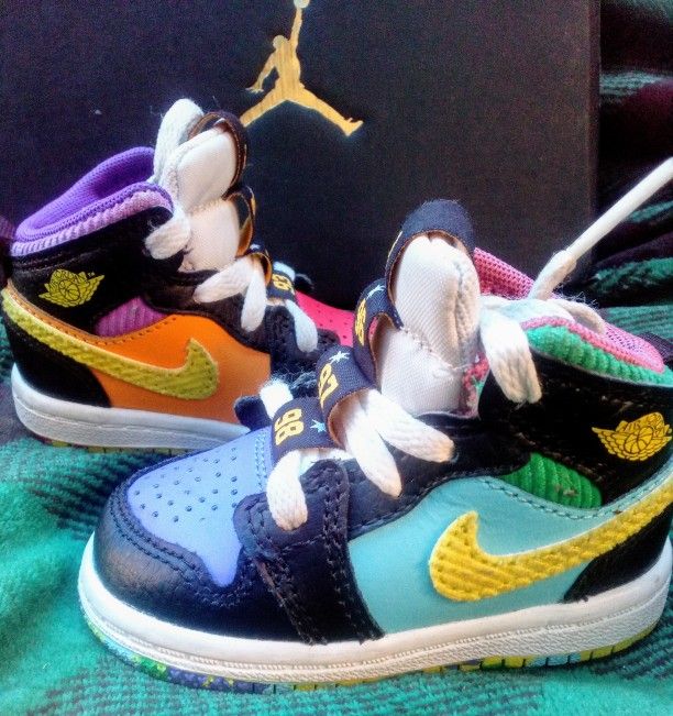NEW! CHILDREN'S AIR JORDANS SZ 5 SHOES