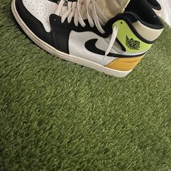 Air Jordan retro 1 Hi volt sz 10.5