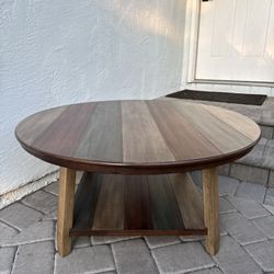 Like New Ashley Furnitures Matching Coffee Table And 2 Side Tables 