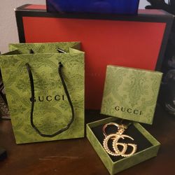 Gucci
Marmont key ring

Never worn

Gold, 