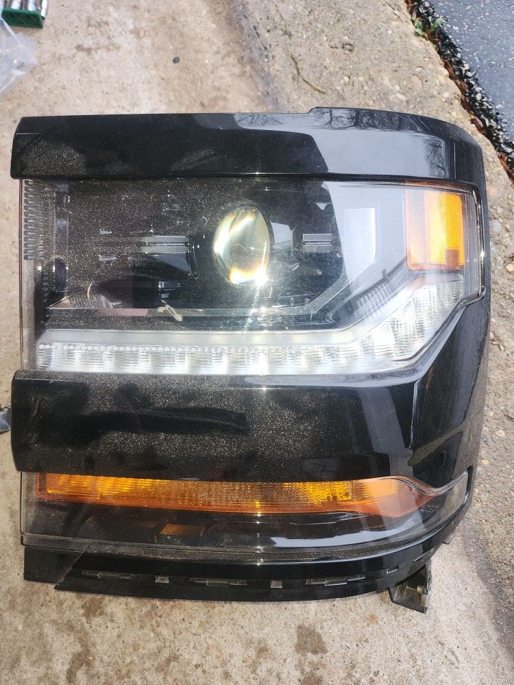 Chevy Silverado Z71 2018 Oem Headlight Left Side  