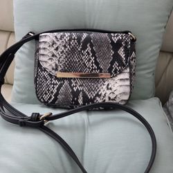 Womens Faux Snake Skin Crossbody Bag. 