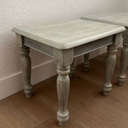 Pair Of End Tables / Par De Mesas 