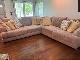 Large Sectional Sofa with Accent Pillows – Excellent Condition Available on June 23