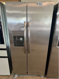 Refrigerator with Ice and Water Dispenser