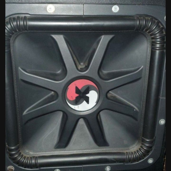 (2nd gen/2007-2010) RARE 18in SOLO X SUBWOOFER. 10,000Watt MAX. LIKE NEW.. ~FREE KICKER AMP & BOX)