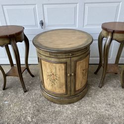 Round Accent Table With 2 End Tables