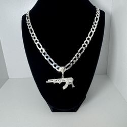 Cadena fígaro con dije de AK47 plata 925 