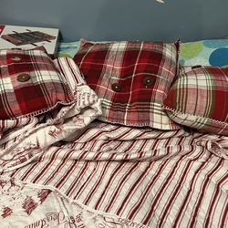 Adorable Queen Size Comforter Set With Three Pillows, And Four Shams For Christmas Decoration