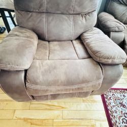 Emerald Home Electric Recliner Sofa 4 Year Old