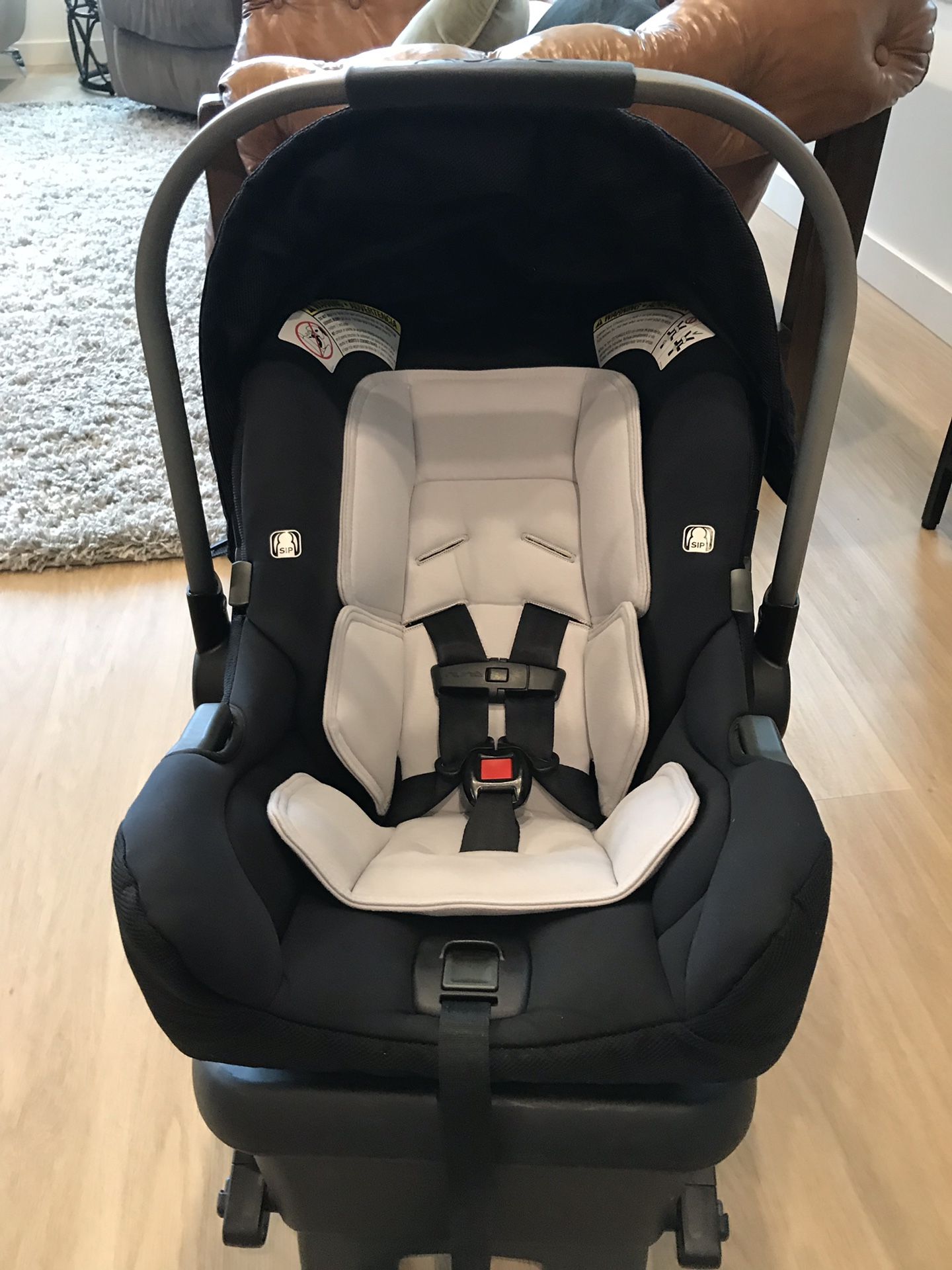 Clean Nuna PIPA car seat & base expires 2022