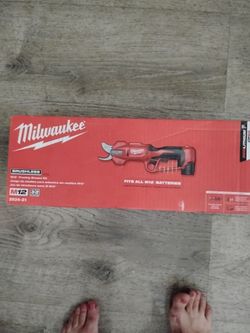 Milwaukee brushless M12 pruning shears kit