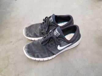 Tennis shoes - Sizes 8 - 9