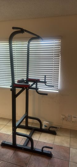 Adjustable pull up bar station