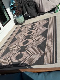 Gorgeous Indoor / Outdoor Tribal Rug in Dark Grey and Ivory 6’7” x 9’