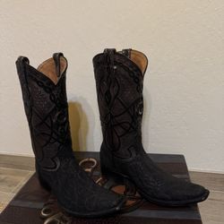 cowboy boots with belt 🐘