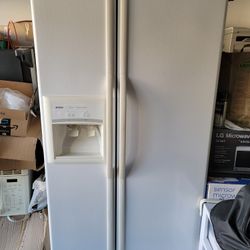 Kenmore Side by Side Refrigerator with Ice Maker and Water Dispenser Everything works Fridge Freezer