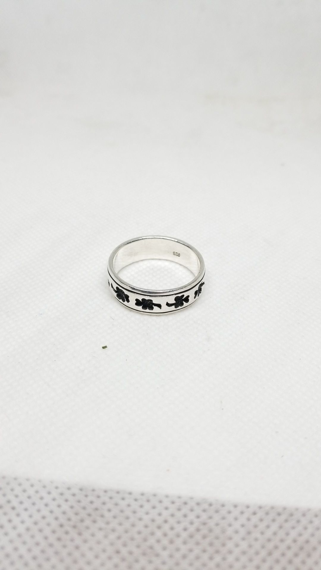 Mens sterling silver ring. 3 leaf clover design. Size 14.