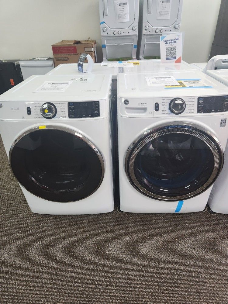 GE White Front Loader Washer And Dryer Set