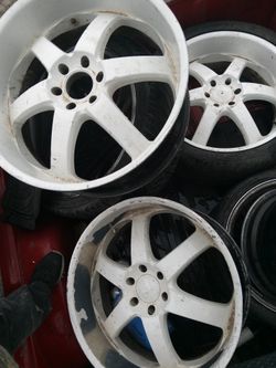Vendó Estos Rines Son 24". Uno Es Diferente Tengo 4 Creo Són Para Ford. Tienen 6 Agujeros