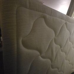 Queen Size Mattress Zinus