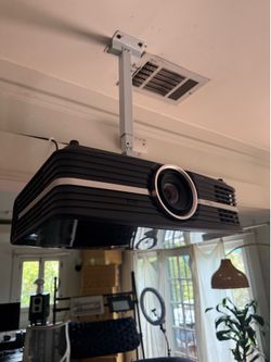 Projector and projector screen