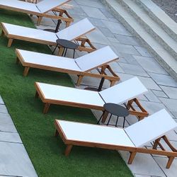 1 Chair White Outdoor Mesh Chaise Lounge with Acacia Wood Frame