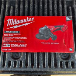 Milwaukee
M18 18V Lithium-Ion Brushless Cordless 4-1/2 in./5 in. Grinder w/Paddle Switch (Tool-Only)