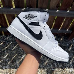 Jordan 1 Mid Reverse Panda (Size 9.5, 10, 10.5)