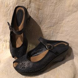 )  Women’s shoe size 9 Croft&Barrow, (Sole sense ability