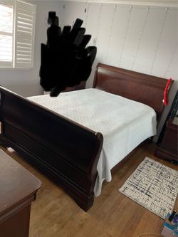 Beautiful mahogany wood bedroom set with 2 night stands an dresser with mirror