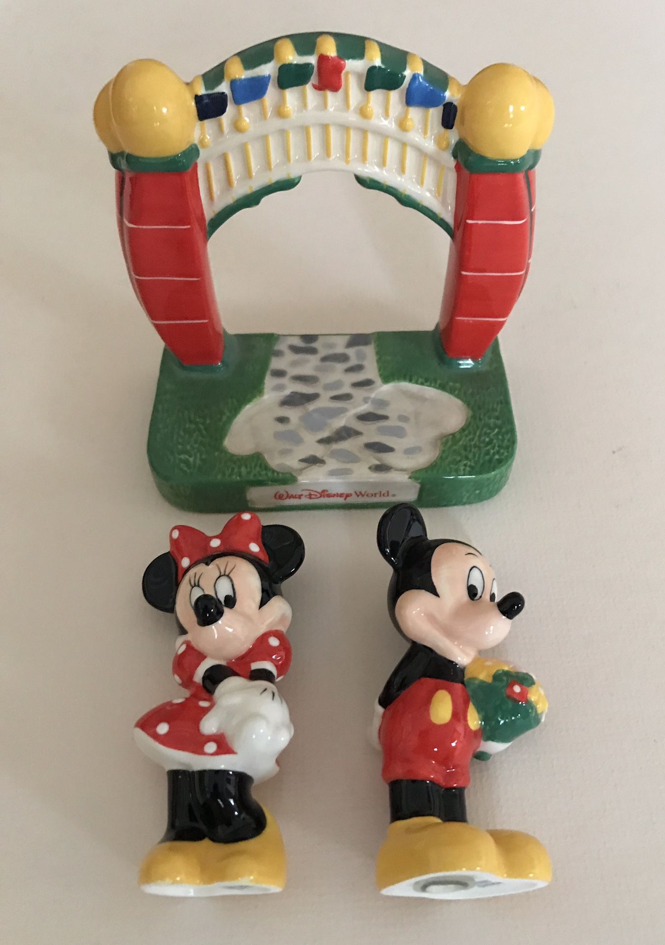 Walt Disney authentic Mickey and Minnie Mouse salt and pepper shaker set