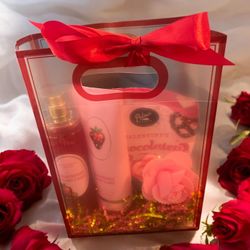 🍓Strawberry Poundcake Bath & Bodyworks Gift Bag🍓