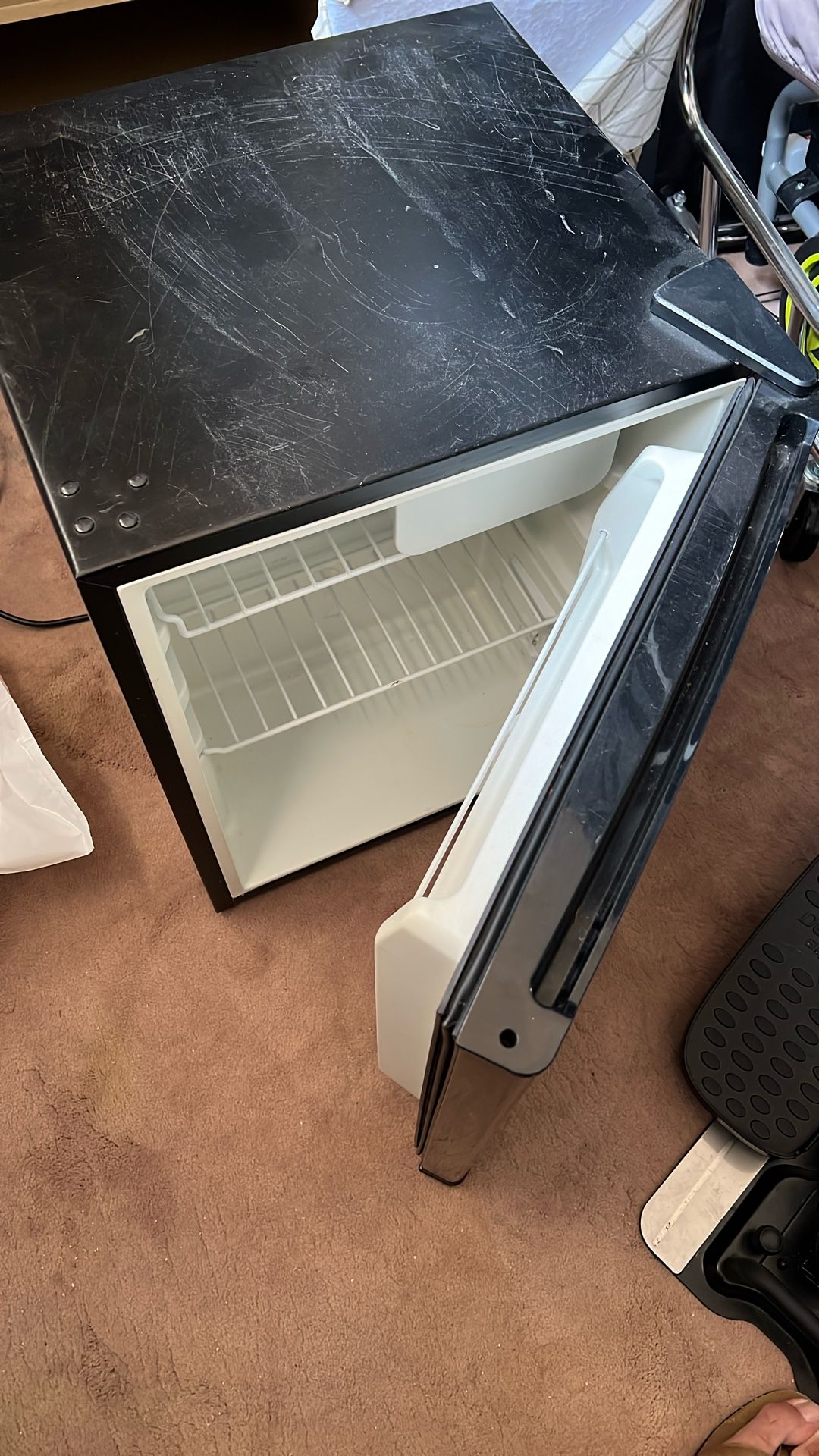 Mini Fridge (Mini Refrigerator