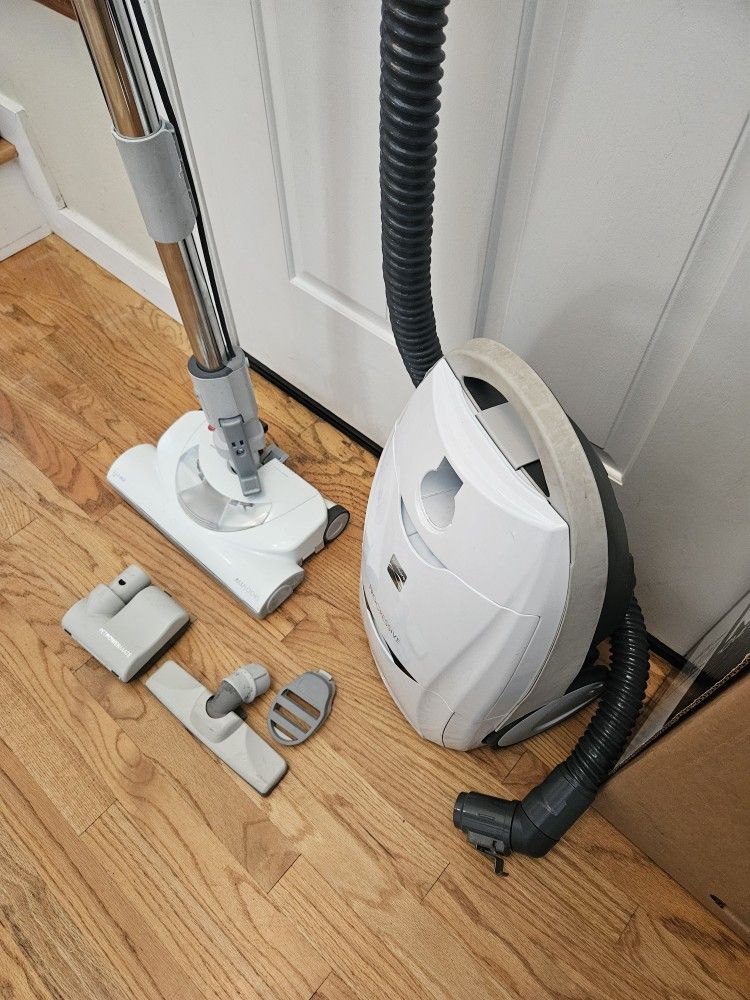 New Cond KENMOR CANIESTER VACUUM , ATTACHMENTS , AMAZING POWER SUCES , WORKS EXCELLENT. , IN THE BOX
